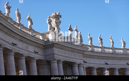 Le statue sulla sommità delle colonne adiacente la Basilica di San Pietro in Roma, Italia Foto Stock