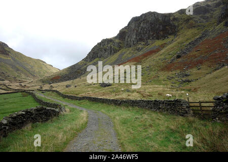 Cercando la valle Longsleddale alla rupe Buckbarrow dal Gatescarth passano via nel Parco Nazionale del Distretto dei Laghi, Cumbria. Inghilterra, Regno Unito. Foto Stock