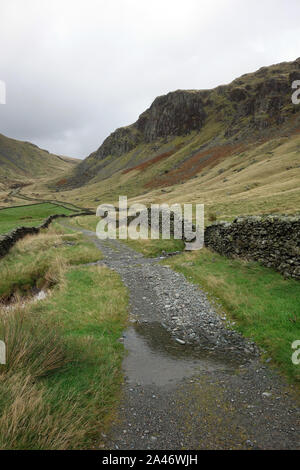 Cercando la valle Longsleddale alla rupe Buckbarrow dal Gatescarth passano via nel Parco Nazionale del Distretto dei Laghi, Cumbria. Inghilterra, Regno Unito. Foto Stock