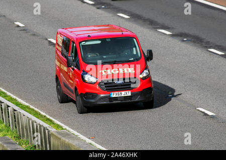 TIGHE 2019 red Ford Transit Custom 300Leader; Regno Unito il traffico veicolare, trasporti, furgoni moderno sud-legato sulla corsia di 3 M6 motorway autostrada. Foto Stock