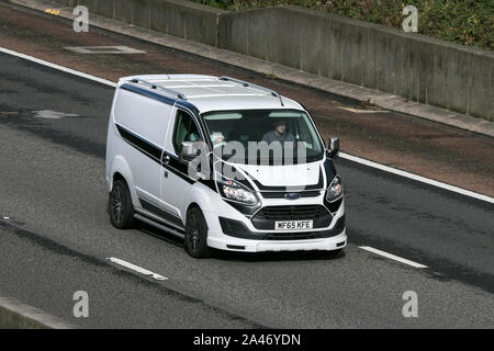 2015 Ford Transit Custom 270 Eco-TE; Viaggiare sulla autostrada M6 vicino a Preston nel Lancashire, Regno Unito Foto Stock