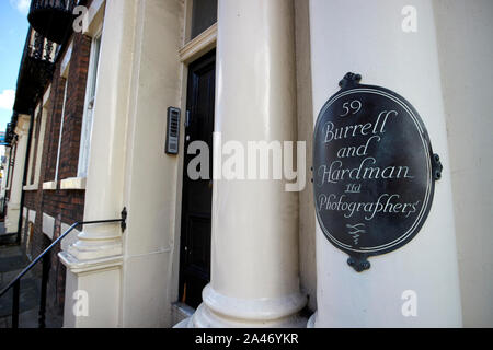 Segno per burrell e hardman ltd fotografi fuori casa Hardmans 59 Rodney Street Liverpool England Regno Unito Foto Stock