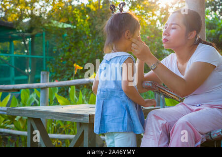 Giovane madre calmante di un pianto piccola figlia, Asian madre cercando di comfort e di calmare il suo pianto bambino. Immagine ad alta risoluzione gallery. Foto Stock