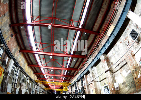 Vuoto edificio in fabbrica o magazzino edificio con pavimento in calcestruzzo per l'industria dello sfondo. Foto Stock