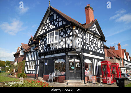 Tudor Rose sale da tè mock edificio Tudor ex ufficio postale e general store in Port Sunlight England Regno Unito Foto Stock