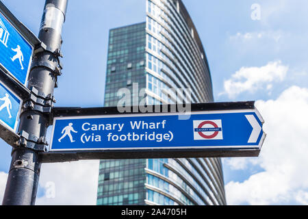 Una tipica vista in canary wharf a Londra Foto Stock