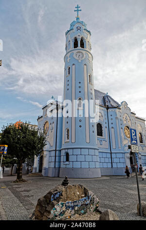 Bratislava, Slovacchia. 13 Agosto, 2019. Il Elisabeth-himmelfahrt chiesa comunemente noto come Chiesa blu a Bratislava, in Slovacchia. Foto Stock