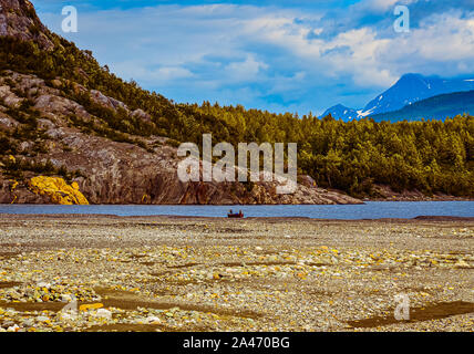 Alaskan paesaggio con vuoto in canoa sul fiume Foto Stock