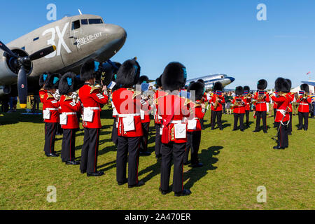 1944 Douglas C-47 'Dakota' Skytrain 'drag 'Em Qot' al 2019 Goodwood, Sussex, Regno Unito. Con la banda delle guardie irlandesi. Foto Stock