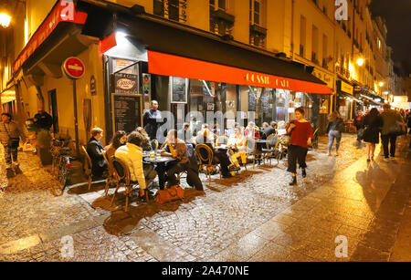 Gossip è famoso e tradizionale francese caf si trova vicino a Saint Jacques torre a Parigi, Francia. Foto Stock