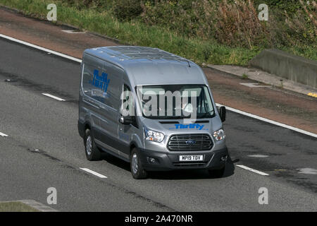 Thrifty auto e furgoni Ford Transit 350 viaggia su M61 Autostrada vicino a Manchester, Regno Unito Foto Stock