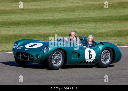 Lady Susie Moss con il Duca di Norfolk in una Aston Martin DBR1 celebra il novantesimo compleanno di Stirling Moss. 2019 Goodwood, Sussex, Regno Unito. Foto Stock