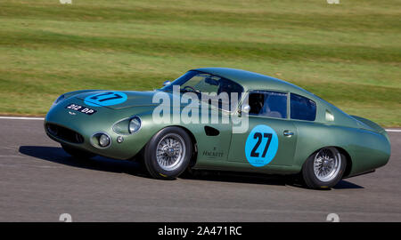 1962 Aston Martin Project 212 con driver Simon Hadfield durante il RAC TT celebrazione gara al 2019 Goodwood, Sussex, Regno Unito. Foto Stock