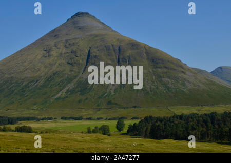 Paesaggio estivo del picco Beinn an Dothaidh nelle Highlands scozzesi, Scozia, Regno Unito Foto Stock