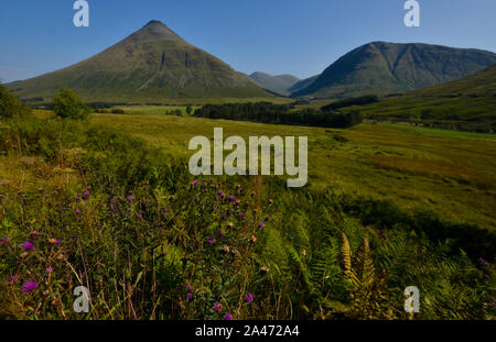 Paesaggio estivo di vette ( Beinn an Dothaidh, sinistra e Beinn Mhanach, destra) e nelle Highlands scozzesi Scozia Regno Unito Foto Stock