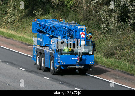 Gru mobile blu Liebherr Comparanco Telecomes che viaggia sull'autostrada M61 vicino Manchester, UK Liebherr-Werk Ehingen GmbH Foto Stock