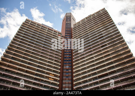 Appartamento Edificio Uni centro, alto edificio residenziale nel NRW Colonia Germania - 10 12 2019 Foto Stock