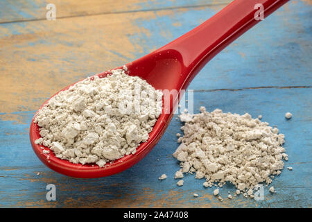 Qualità alimentare di terra di diatomee supplemento - gres cucchiaino di  polvere Foto stock - Alamy