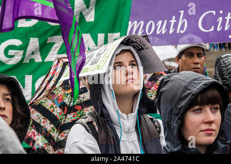 Londra, Regno Unito. Xii Ottobre 2019. Sindacalisti tenere un rally in Trafalgar Square sotto la pioggia per manifestare la loro solidarietà con l'estinzione della ribellione e la scuola dei riscontri del clima. Essi riconoscono che il clima e l'emergenza ecologica significa che il futuro della vita su questo pianeta è in pericolo e dobbiamo adottare misure radicali senza indugi per evitare una catastrofe. Dopo il rally erano a marzo per unire i principali estinzione della ribellione marzo nel dolore. Peter Marshall / Alamy Live News Foto Stock