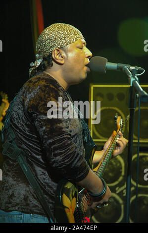 La leggenda del Bangladesh Ayub Bachchu (16 agosto 1962 - 18 ottobre 2018) esegue su un palco a Dhaka, nel Bangladesh. Foto Stock