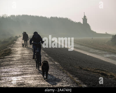 Nelle prime ore del mattino sulla diga Foto Stock