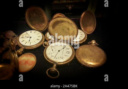 Ancora la vita di una collezione di antichi orologi da tasca su sfondo nero Foto Stock