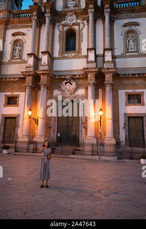 Una donna al di fuori della chiesa di San Domenico Foto Stock