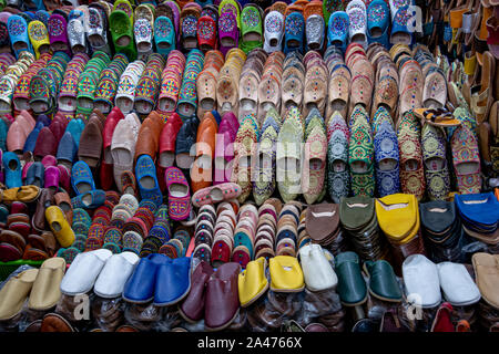 Negozio di pantofole colorate nella medina di Marrakech in ottobre 2019 Foto Stock