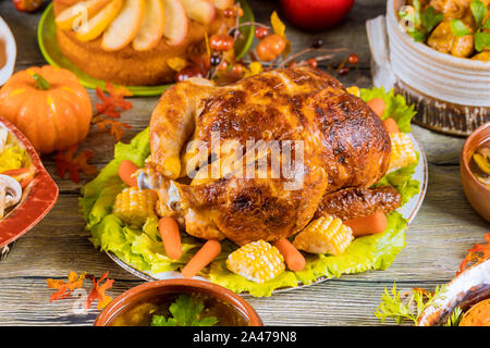 Cena di ringraziamento tabella con la Turchia, torta di mele, la zucca. Foto Stock