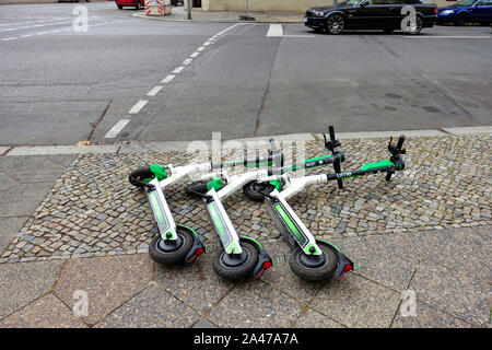 E-scooter di calce a Berlino Foto Stock