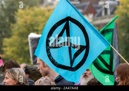 Logo su una bandiera in Blauwebrug presso il clima di dimostrazione in estinzione Gruppo di ribellione a Amsterdam Paesi Bassi 2019 Foto Stock