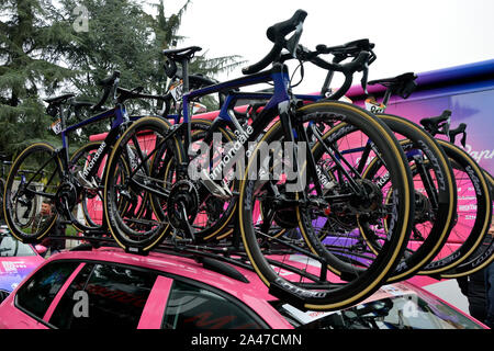 L'Italia, Magenta partenza Milano-Torino. Flagship Foto Stock