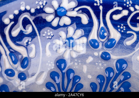 Blu satinato patterened pot close up Foto Stock