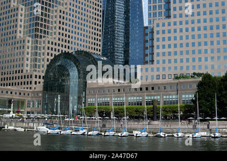 Barche a vela presso il fiume Hudson Marina di fronte al centro commerciale Posto Brookfield Foto Stock