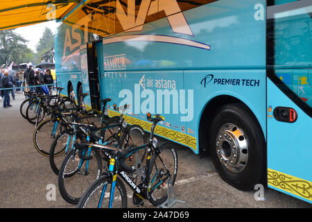 L'Italia, Magenta partenza Milano-Torino. Il team di Astana Foto Stock