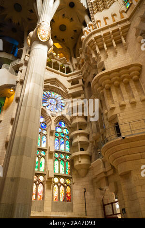 Interno della Sagrada Familia Foto Stock