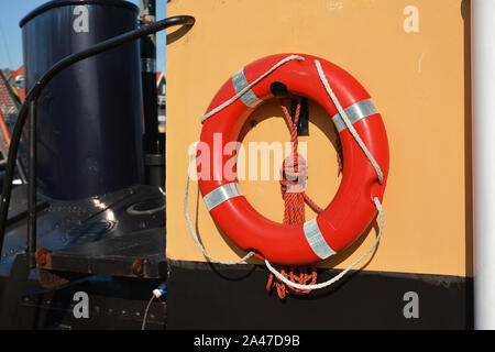 Rosso e bianco boa di sicurezza sulla barca per le emergenze a Harbor olandese sulla isola di Texel Foto Stock