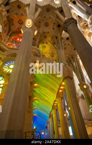 Interno della Sagrada Familia Foto Stock