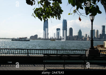 Banco a batteria City Park Esplanade con vista a Jersey City e sul fiume Hudson Foto Stock