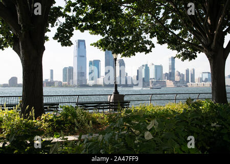Banco a batteria City Park Esplanade con vista a Jersey City e sul fiume Hudson Foto Stock