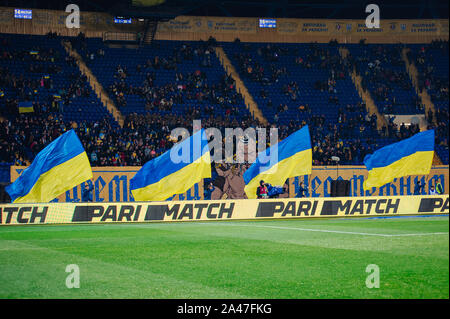 Kharkiv, Ucraina - 11 Ottobre 2019: ventola perfomance con bandiere ucraine. La partita di EURO 2020 Ucraina vs Lituania Foto Stock