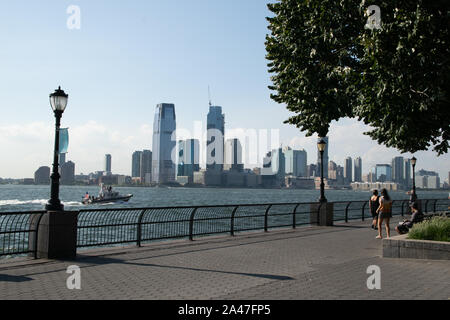 Banco a batteria City Park Esplanade con vista a Jersey City e sul fiume Hudson Foto Stock