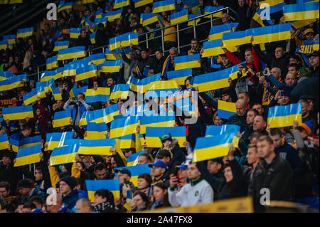 Kharkiv, Ucraina - 11 Ottobre 2019: i fan di Ucraina presso la partita di EURO 2020 vs Lituania Foto Stock