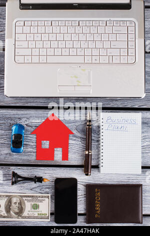 Laptop, cellulare e passaporto. Foto Stock