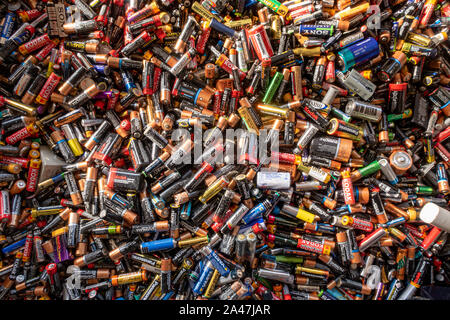 Londra, Inghilterra - Feb 22 2019: gran mucchio di vecchi, utilizzate batterie corrosi in UK il centro di riciclaggio Foto Stock