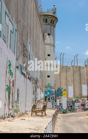 Israeliani in Cisgiordania la barriera o la parete di separazione visto dalla barriera palestinese a Betlemme. Palestina Foto Stock