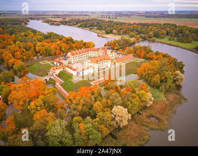 Autunno veduta aerea del castello medievale di Njasviž. Acero colorato parco in Niasvizh antica città. Regione di Minsk, Bielorussia Foto Stock