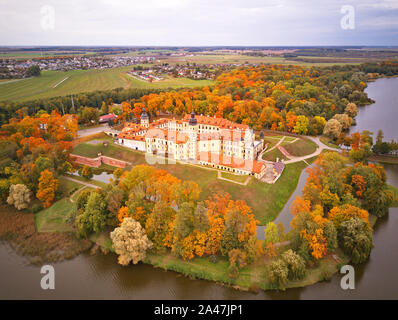 Autunno veduta aerea del castello medievale di Njasviž. Acero colorato parco in Niasvizh antica città. Regione di Minsk, Bielorussia Foto Stock