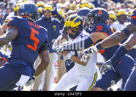 Champagne, Illinois, Stati Uniti d'America. Xii oct, 2019. Michigan running back TRU WILSON (13) porta la palla durante il Michigan's 42-25 vittoria su Illinois presso il Memorial Stadium. Credito: Scott Mapes/ZUMA filo/Alamy Live News Foto Stock