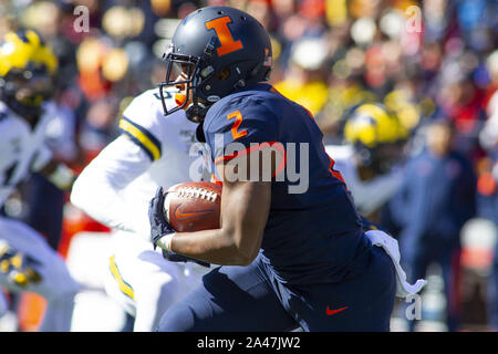 Champagne, Illinois, Stati Uniti d'America. Xii oct, 2019. Illinois running back REGGIE CORBIN (2) porta la palla durante il Michigan's 42-25 vittoria su Illinois presso il Memorial Stadium. Credito: Scott Mapes/ZUMA filo/Alamy Live News Foto Stock